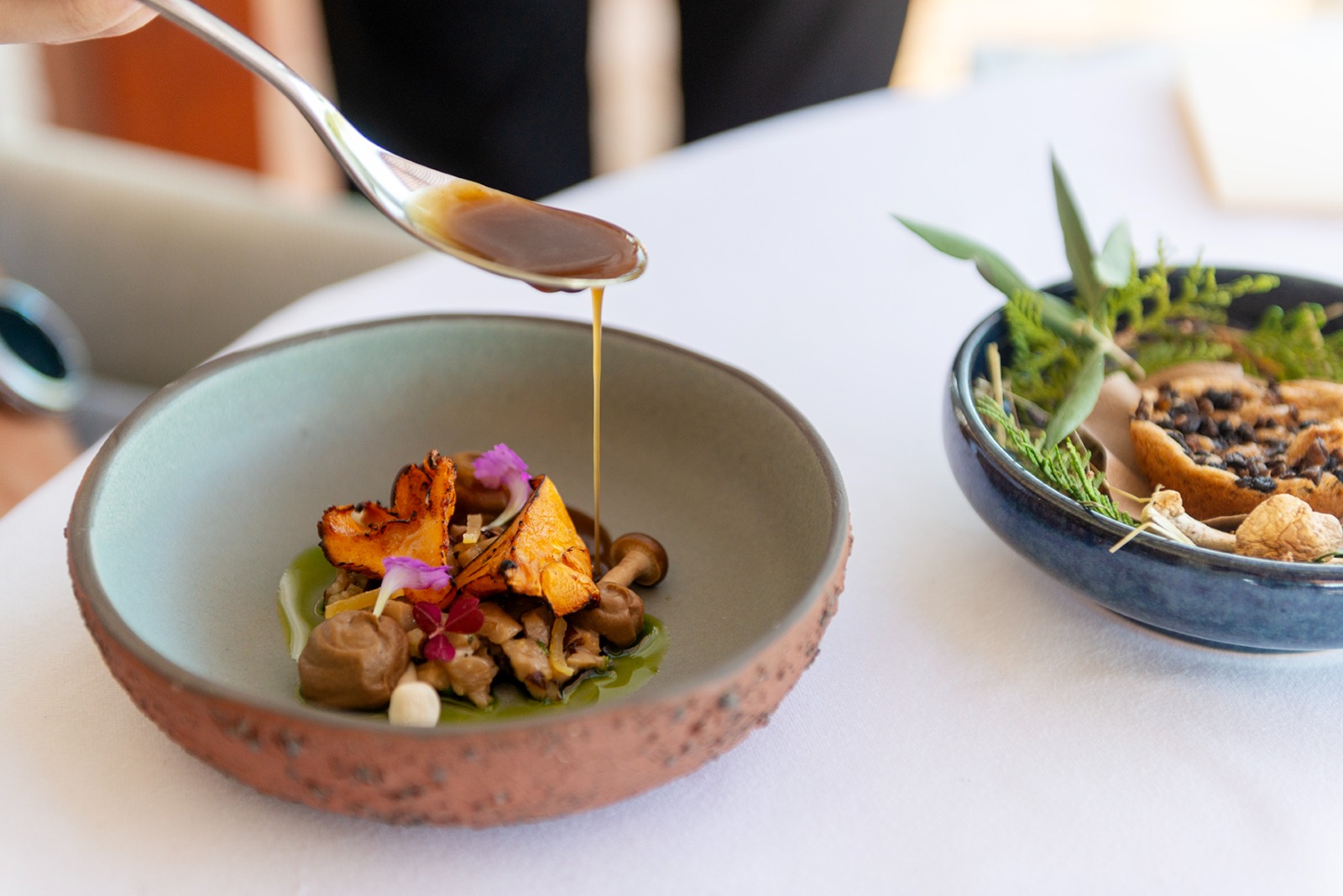 No Carvoeiro, o Bon Bon explora uma cozinha contemporânea que cruza o mar e a serra: dos pescados frescos aos sabores intensos do interior algarvio © Charlotte Cockayne/Bon Bon